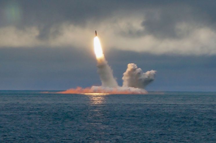 지난 8월24일 러시아 원자력 잠수함에서 탄도 미사일이 발사되고 있다. (사진=연합뉴스)