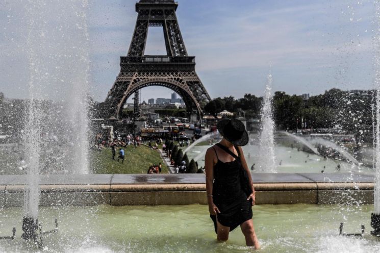 올여름도 폭염이 유럽을 뜨겁게 데웠습니다. 프랑스 파리의 에펠탑 인근 트로카데로 분수에 한 여성이 들어가 더위를 식히고 있습니다. [사진=AFP/연합뉴스]