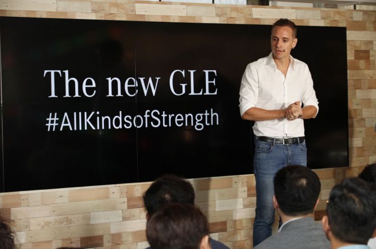 마크 레인 메르세데스-벤츠 코리아 제품 및 마케팅 부문 총괄 부사장이 3일 신형 GLE 론칭 행사에서 제품 설명을 하고 있다./사진=메르세데스-벤츠