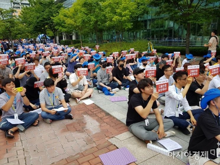 넥슨 노동조합 '스타팅포인트' 조합원들이 지난 3일 경기도 성남시 넥슨 사옥 앞에서 집회를 열고 고용안정을 촉구하고 있다.