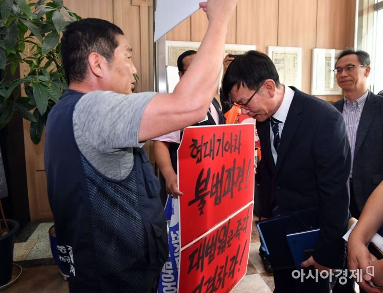 [포토] 항의 받는 김상조 정책실장