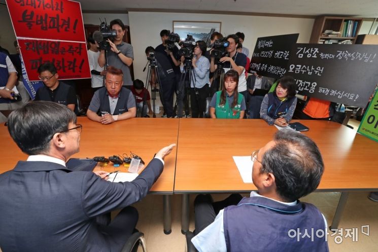[포토] 비정규직 노동자들과 만난 김상조 실장