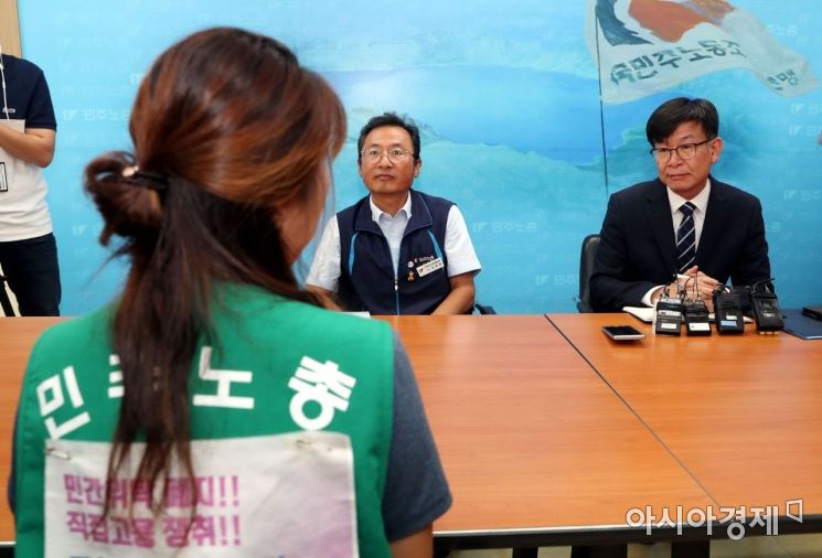 [포토] 비정규직 노동자들의 목소리 듣는 김상조 실장