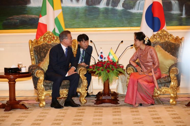 문 대통령·아웅산 수치, 평화 프로세스 추진 과정 서로 돕기로 의견 모아