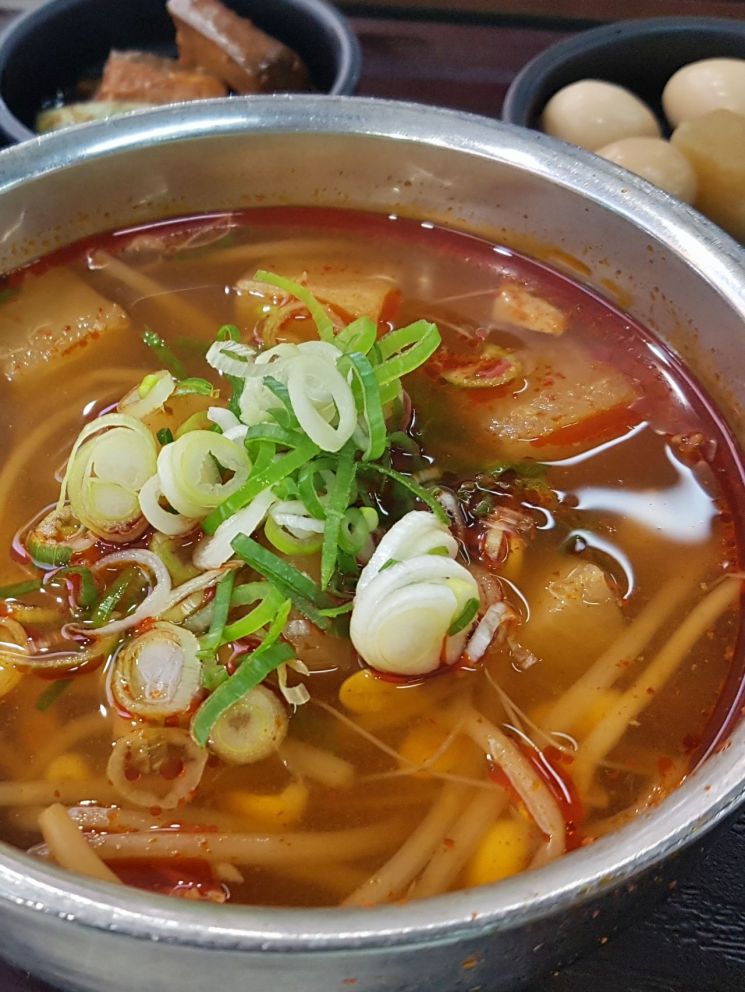 할머니 기다리신다 빨리 가야하는데…휴게소가 잡네