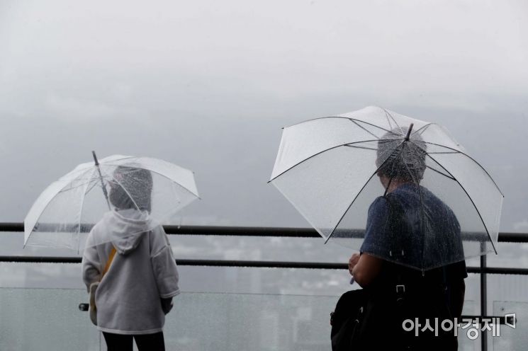 가을 장마의 영향으로 전국 곳곳에 비가 내린 4일 서울 남산에서 우산을 쓴 관광객들이 흐린 도심을 바라보고 있다. 기상청은 제13호 태풍 링링의 영향으로 금요일과 토요일 사이 전국에 강한 비바람이 불 것으로 예상했다. /문호남 기자 munonam@