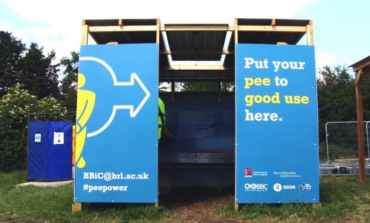 영국 브리스톨대와 국제 구호단체 옥스팜 등이 개최한 'Pee Power at Glastonbury Festival 2017' 행사장에 설치된 화장실. 이 화장실에는 '미생물 연료전지(MFC)' 기술이 함께 설치돼 오줌을 누면 전기가 생산됩니다. [사진=유튜브 화면캡처]