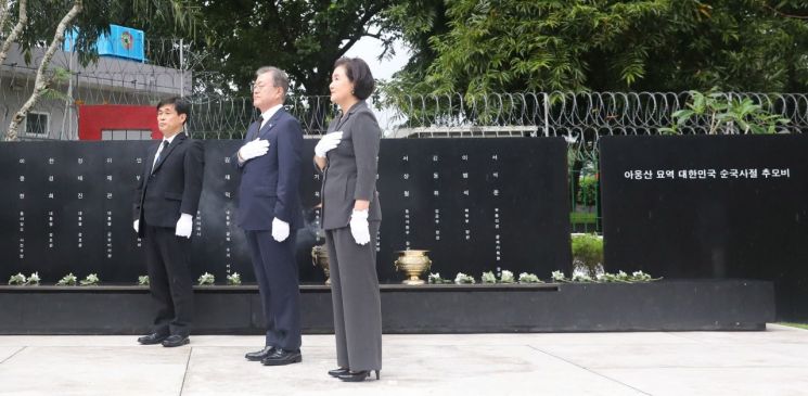 문 대통령, 아웅산 폭탄테러 희생자 추모비 참배…14분 머무는 동안 '침묵'