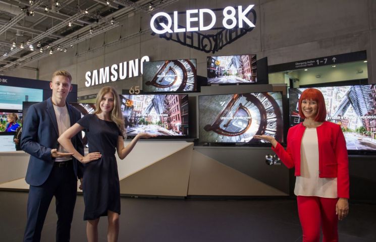 삼성전자 모델들이 독일 베를린에서 열린 'IFA 2019' 삼성전자 전시장에서 55형부터 98형까지 'QLED 8K' TV 풀 라인업을 소개하고 있다.