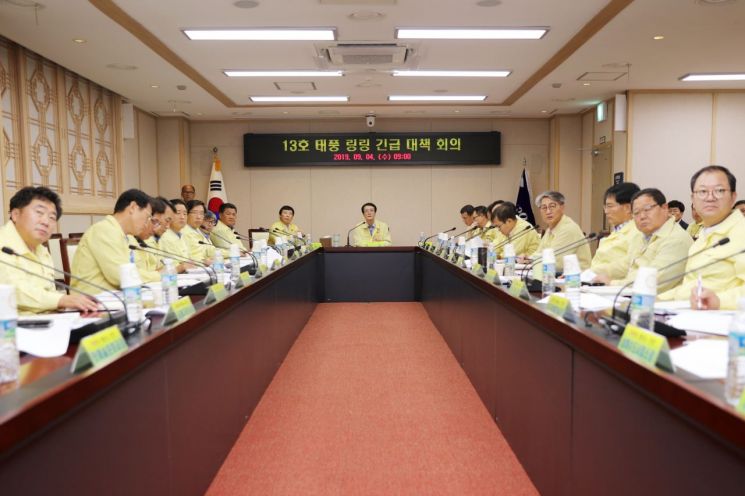 신안군은 지난 4일 오전 9시 군수 주재로 제13호 태풍 ‘링링’ 대처 긴급 대책회의를 개최했다.(사진제공=신안군)