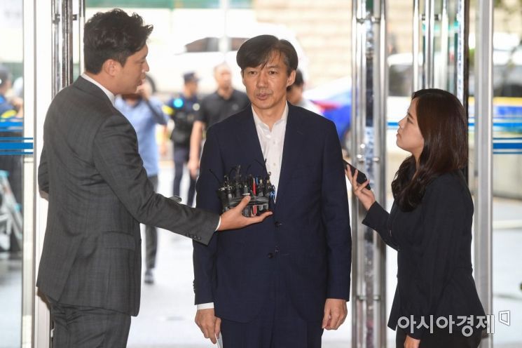 [포토]취재진에게 질문 받는 조국 후보자