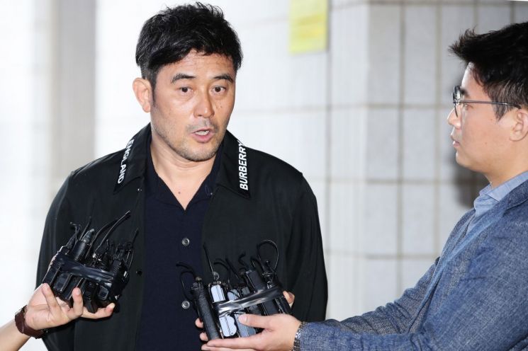 보복운전을 한 혐의를 받고 있는 배우 최민수가 4일 오후 서울 양천구 서울남부지방법원에서 열린 1심 선고공판에 출석하며 취재진의 질문에 답하고 있다. [이미지출처=연합뉴스]