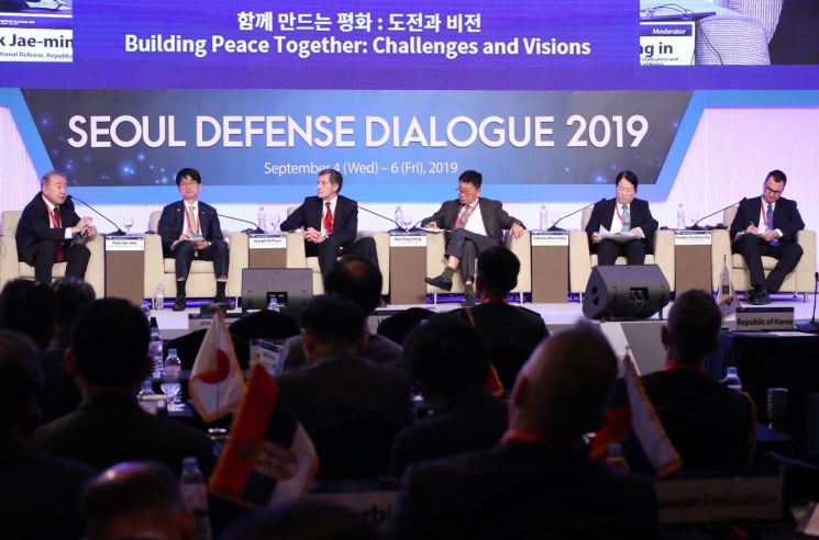 5일 오전 서울 중구 롯데호텔에서 열린 '2019 서울안보대화' 본회의 1세션에서 문정인 청와대 통일외교안보특보(맨 왼쪽)가 '한반도 평화프로세스와 국제공조'를 주제로 토론을 진행하고 있다. (사진=연합뉴스)