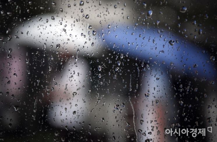 태풍 '링링'의 영향으로 호우경보가 발령된 5일 서울 마포구에서 우산을 쓴 시민들이 발걸음을 재촉하고 있다./김현민 기자 kimhyun81@