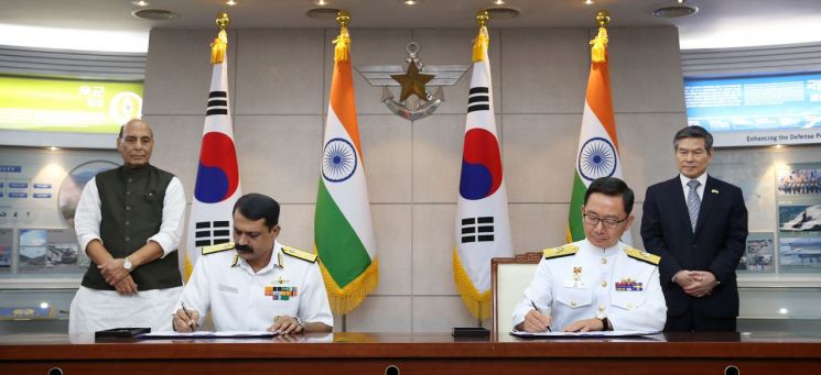[포토] 한-인도 국방장관 회담…손 맞잡고 '국방협력 다짐'