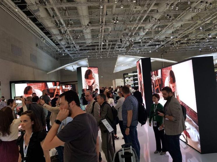'IFA 2019' 개막 하루전인 5일(현지시간) 삼성전자 전시관은 갤럭시 폴드를 체험하기 위한 외신기자들로 북적였다.