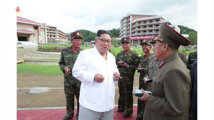 김정은 북한 국무위원장이 개장을 앞둔 평안남도 양덕군 온천관광지구 건설장을 현지지도했다고 조선중앙TV가 지난달 31일 보도했다.