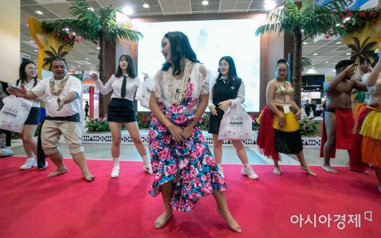 [포토]관람객과 함께하는 괌 전통춤