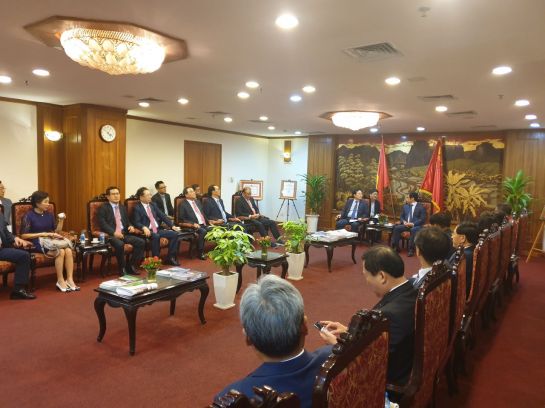 6일(현지시간) 베트남 상공회의소에서 열린 간담회에서 한국 중소기업중앙회와 베트남 상의 관계자들이 양 기관의 협력 방안 등에 대해 이야기를 하고 있다.