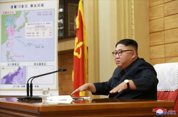 김정은 북한 국무위원장이 6일 노동당 중앙군사위원회 비상확대회의를 긴급 소집하고 태풍 '링링' 북상에 대한 대책을 논의했다고 조선중앙통신이 보도했다. 조선중앙통신 홈페이지에 공개한 사진.