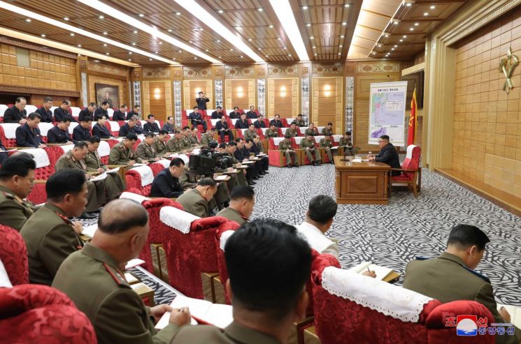 북한 조선중앙통신은 김정은 북한 국무위원장이 6일 제13호 태풍 '링링' 북상에 대비해 비상확대회의를 지도했다고 이날 보도했다.