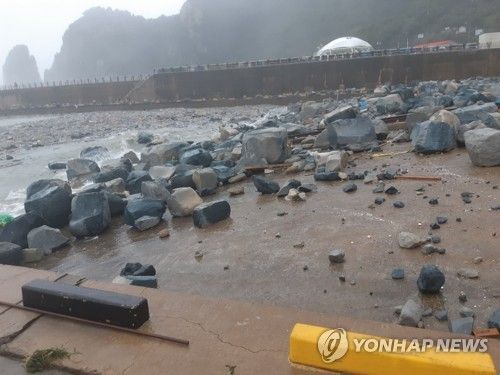 7일 오전 태풍 '링링'이 관통한 전남 신안 가거도의 방파제 일부가 무너져 방파제의 바위가 여객선 접안부두에 몰려들었다.(출처=연합뉴스)