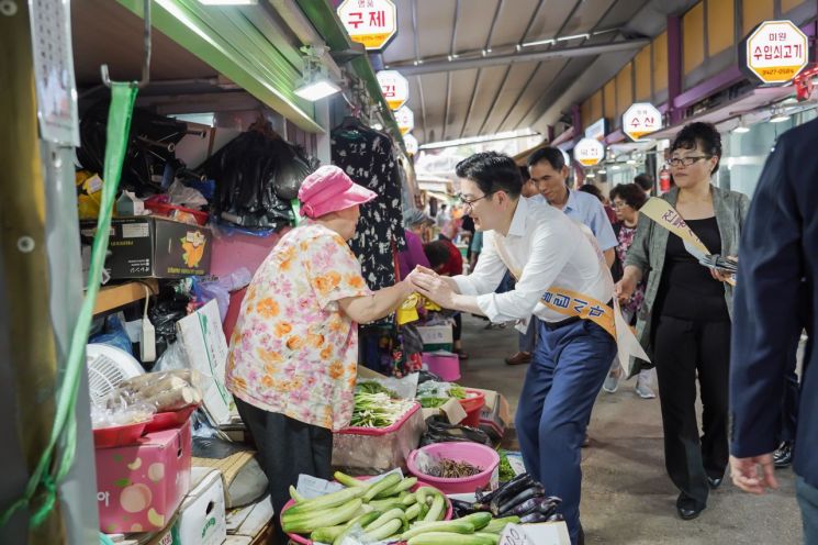 [포토]이정훈 강동구청장, 추석 앞두고 전통시장 방문 