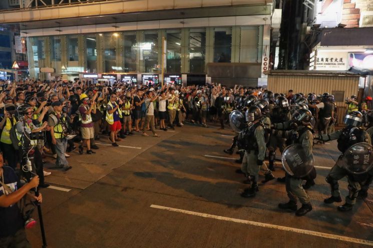 홍콩 시위 체포자 2000명 넘어…톱스타 주윤발도 시위 동참