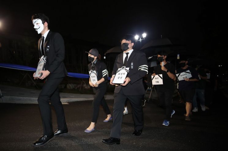 6일 오후 서울 성북구 안암로 고려대학교 민주광장에서 열린 조국 법무부 장관 후보자 딸 입시특혜 의혹  진상 규명 촉구 3차 촛불집회에서 참가자들이 '기회의 평등, 과정의 공정, 결과의 정의'가 죽었다는 퍼포먼스를 하고 있다. [이미지출처=연합뉴스]