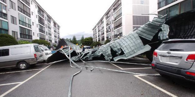 태풍에 무너진 아파트 지붕 모습 [이미지출처=연합뉴스]