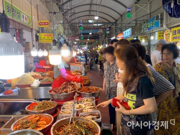 광주광역시 대표 전통시장인 양동시장이 추석을 앞두고 모처럼 활기를 보이고 있다.