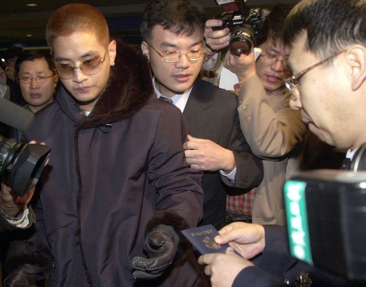 병역 기피 논란으로 입국 금지된 가수 유승준(미국명 스티브 승준 유) 씨에게 내려진 비자 발급 거부가 위법이라는 취지의 대법원 판결이 지난 7월11일 나왔다. / 사진=연합뉴스