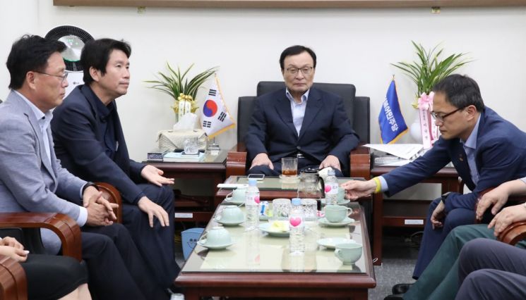 8일 오후 국회에서 열린 더불어민주당 최고위원회의에 참석한 이해찬 대표와 이인영 원내대표. 사진=연합뉴스
