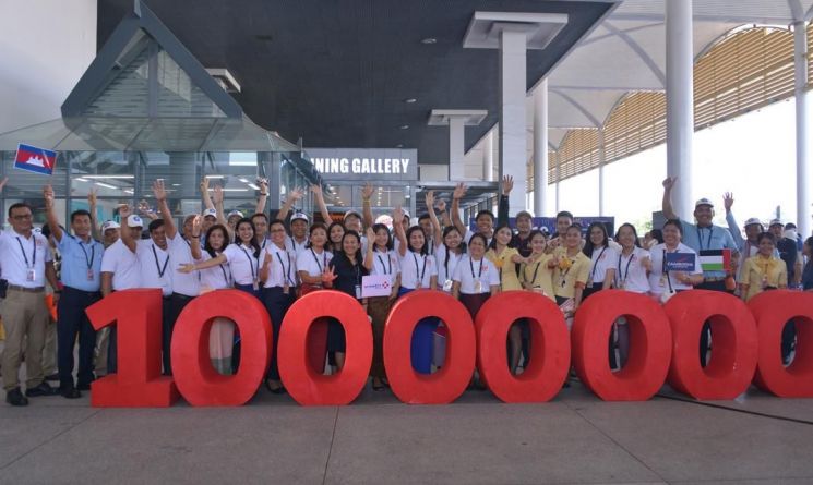 지난해 12월 캄보디아 3개 국제공항 관계자들이 여객 수 1000만명 돌파 기념 행사를 개최하고 있다. 올 들어서도 캄보디아 공항 이용객 수는 꾸준히 증가세를 보이며 연말까지 1200만명을 넘어설 것으로 예상된다.   사진=빈치에어포트