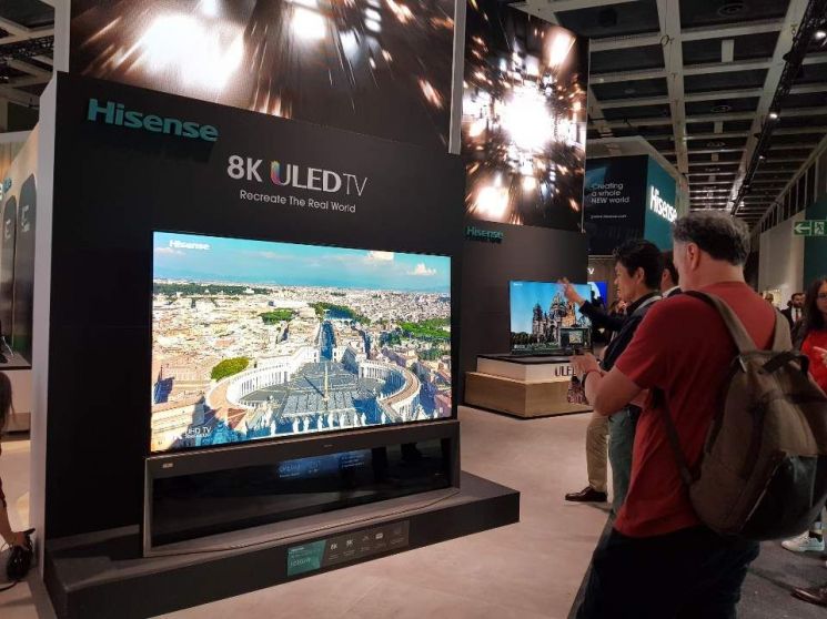 독일 베를린에서 열린 가전전시회 'IFA 2019'에서 관람객들이 중국 가전업체 하이센스가 공개한 8K TV를 살펴보고 있다.