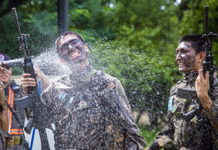 지난달 8일 충남 논산 육군훈련소에서 훈련을 마친 훈련병들이 샤워터널을 지나며 더위를 식히고 있다. (사진=연합뉴스)