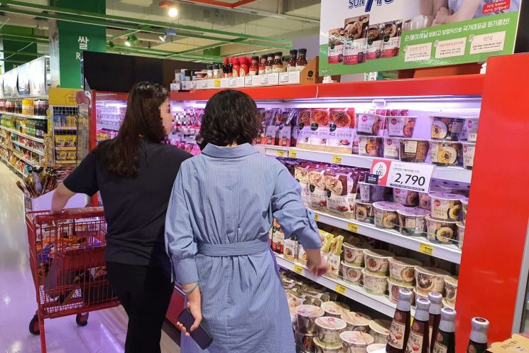 [추석 경기 르포]"태풍 지나면 가격 더 오를라"…신선코너에만 손님 몰린 대형마트
