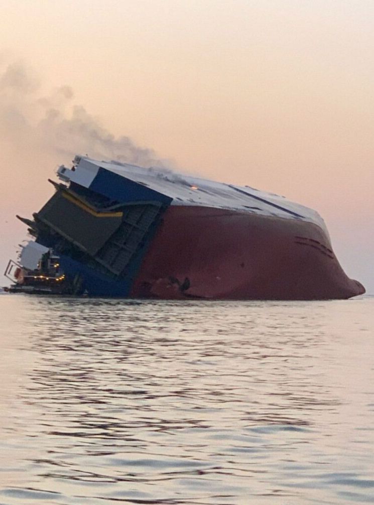 지난 8일 미국 조지아주 해상에서 전도된 차량운반 '골든레이호'. 사진=연합뉴스