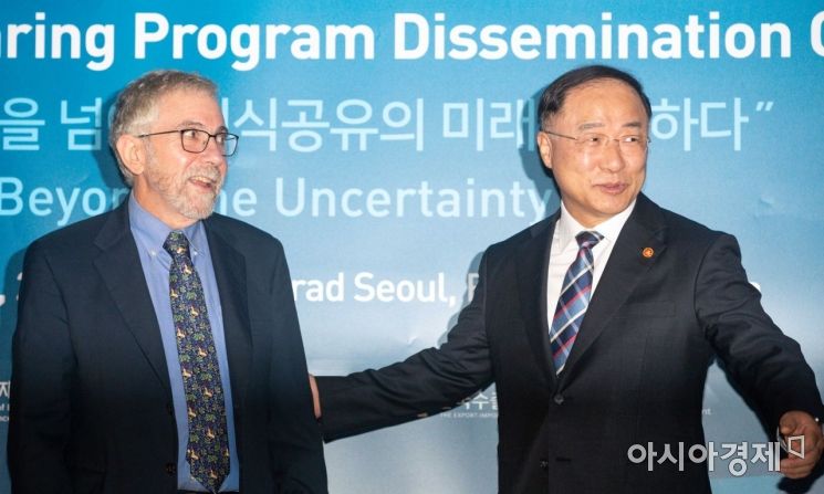 [포토]간담회장 이동하는 홍남기 부총리-크루그먼 교수