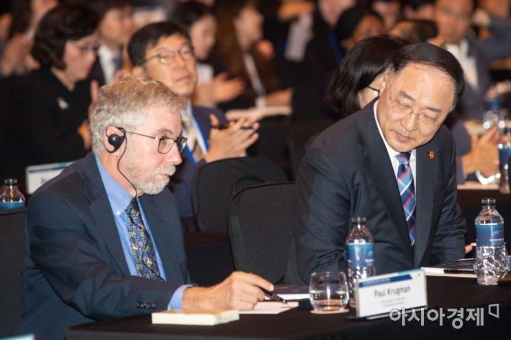 [포토]KSP 성과공유 콘퍼런스 참석한 홍남기 부총리-크루그먼 교수 
