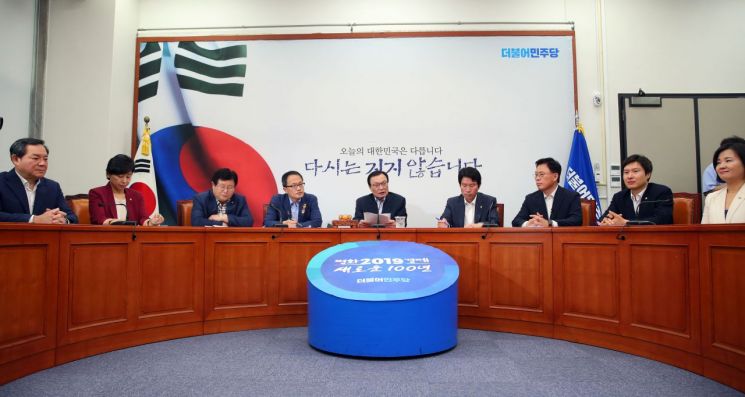 與 "윤석열, 중립성 지켜야…조국, 비대해진 검찰권력 통제할것"