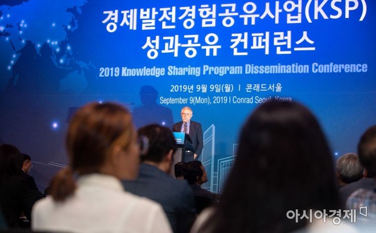 [포토]KSP 성과공유 콘퍼런스서 기조연설하는 크루그먼 교수