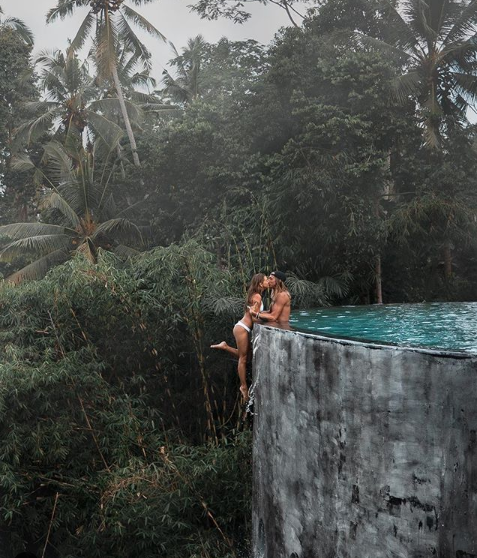인도네시아 한 수영장에서 설정 사진을 찍고 있는 켈리와 코디/사진=positrav****인스타그램 캡쳐