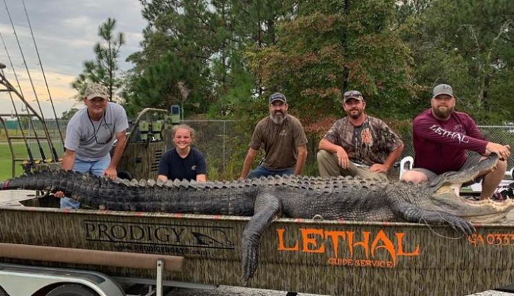 조지아 주의 데릭 스넬슨이 지난 1일(현지시간) 14피트(약 4.2672m) 길이의 거대한 악어를 사냥했다/사진=CNN 화면 캡처