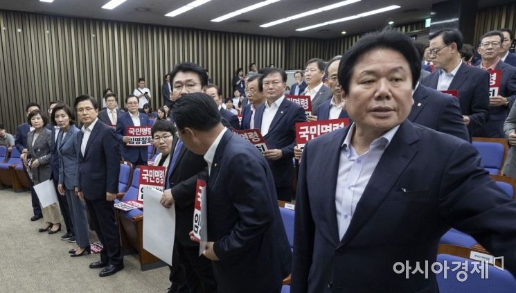 한국당, 조국 임명에 현충원行…"나라 지키지 못한 데 사죄"