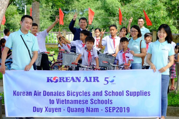 대한항공, 베트남 꽝남省 초교 재학생에 자전거 기증
