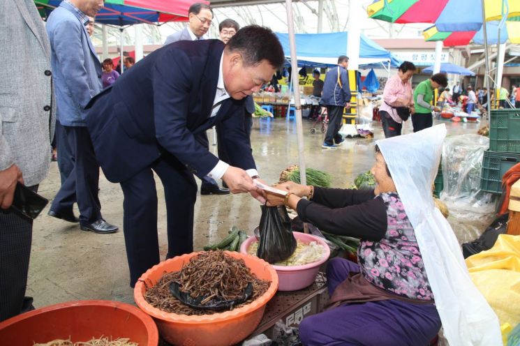 김산 무안군수, 전통시장 장보기로 지역경제 활성화 나서