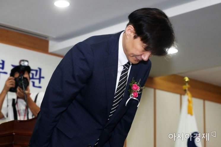 [포토]인사하는 조국 신임 법무부 장관