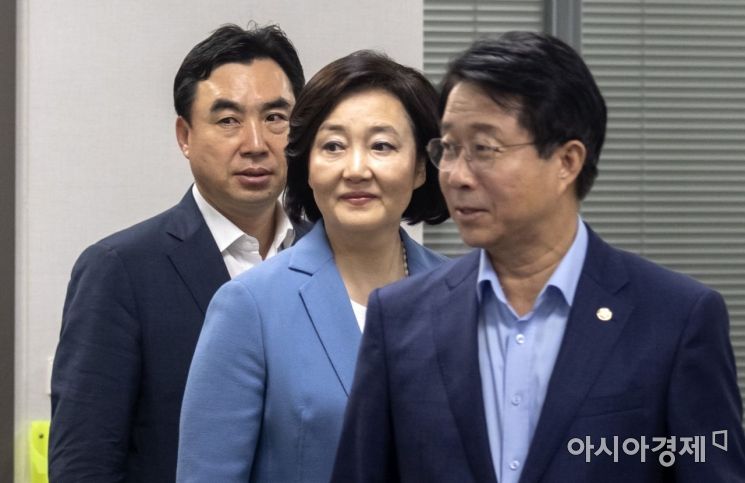 [포토] 당정 참석하는 박영선 장관
