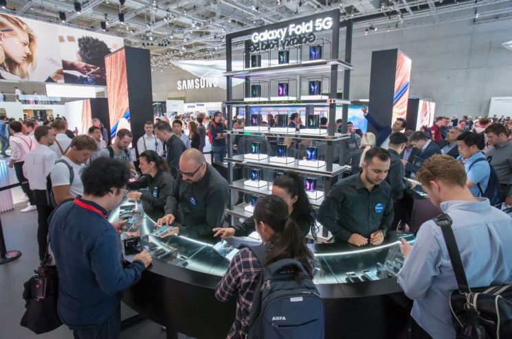 독일 베를린에서 열린 가전전시회 'IFA 2019'에서 관람객들이 삼성전자 전시장에서 '갤럭시 폴드 5G'를 체험하고 있다.